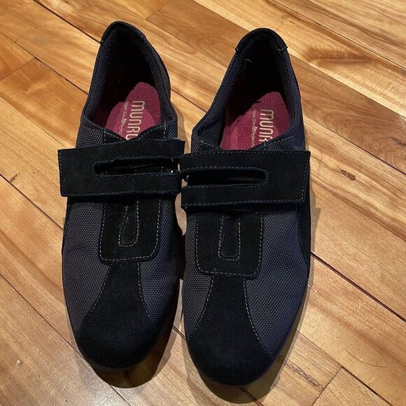 Munro Joliet black fabric/suede strap sneakers. Shock absorbing heel. Size 9 N.